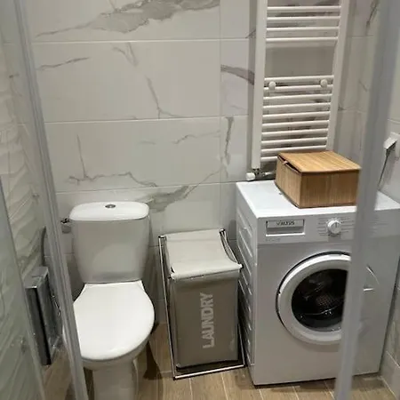Fillio 's Apartment, * 普托莱迈达
